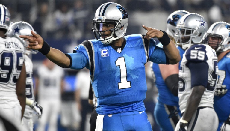 Cam Newton festeja un touchdown