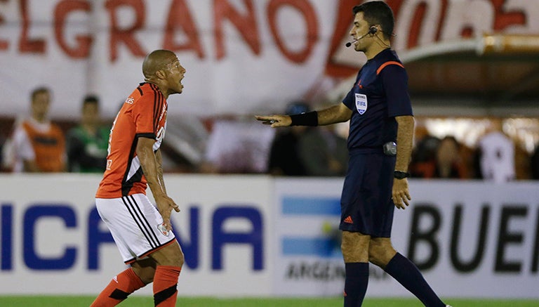 Carlos Sánchez le reclama al árbitro durante el juego 