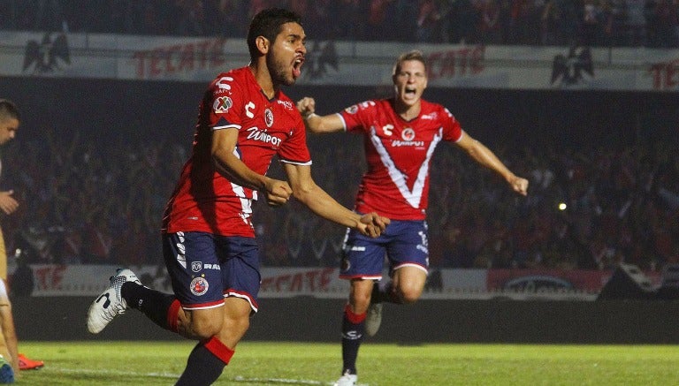 Villalva festeja un gol frente a Pumas