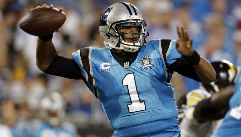 Cam Newton a punto de lanzar el ovoide