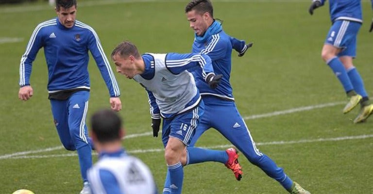 Diego Reyes disputa un balón durante un entrenamiento