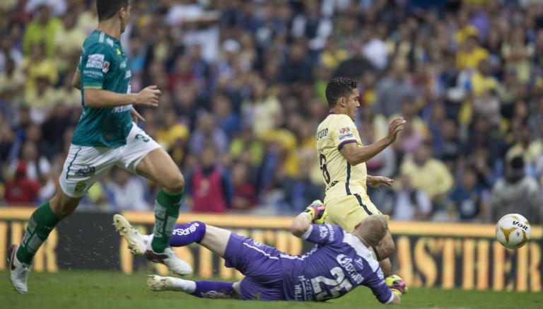 Andrade cae dentro del área tras fingir la falta contra León