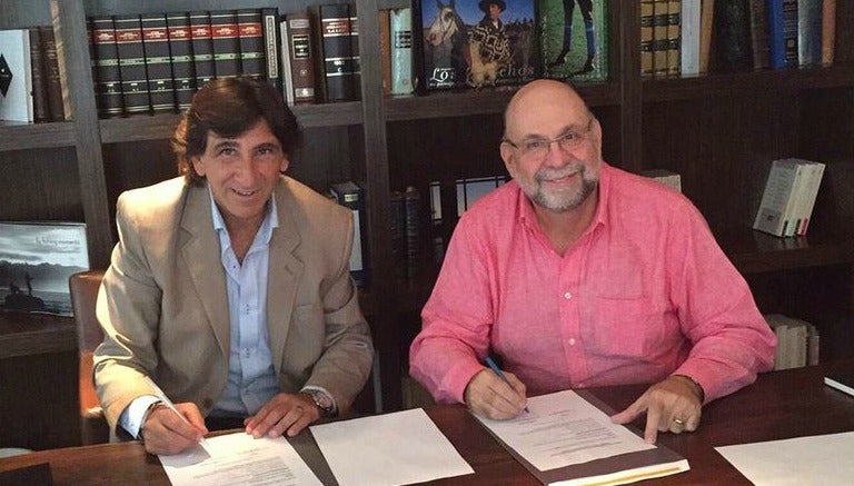 Costas firma su contrato junto al Presidente del Atlas