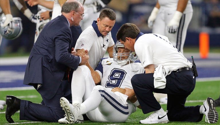 Romo es atendido por los médicos de Dallas