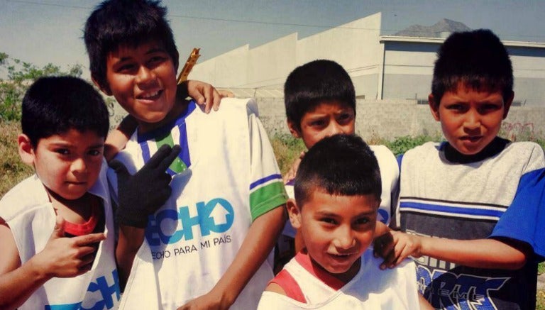 Niños de Xochilimco practicando el deporte 