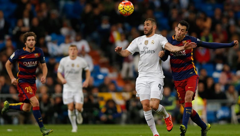 Benzema disputa el balón en el Clásico español