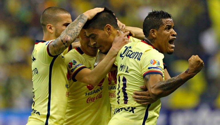 Jugadores del América festejan un gol