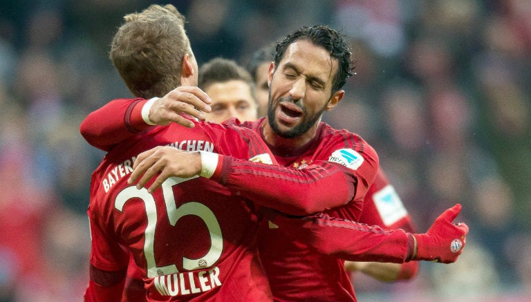 Müller festeja su gol con Medhi Benatia