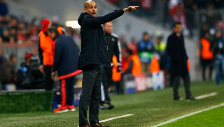 Pep Guardiola dando instrucciones en un duelo del Bayern