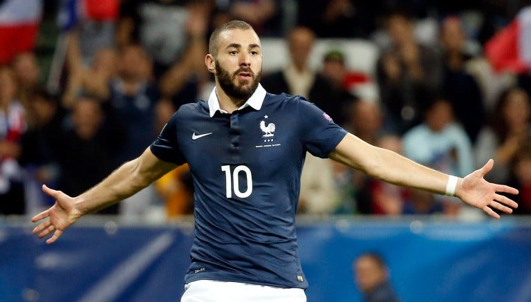 Karim Benzema en un duelo con la selección de Francia