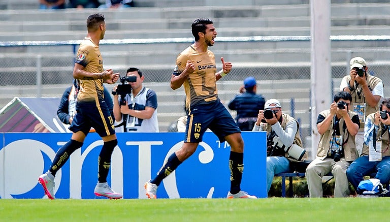 Lalo Herrera festeja un gol contra Veracruz