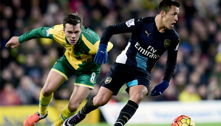 Alexis Sánchez controlando el balón en el duelo del Arsenal