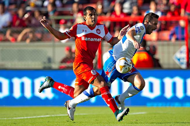 Paulo da Silva carga a Rey por la espalda