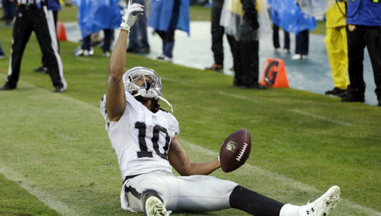 Seth Roberts festeja tras la anotación