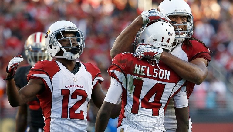 J.J. Nelson y Brown celebrando la victoria de los Cardenales de Arizona