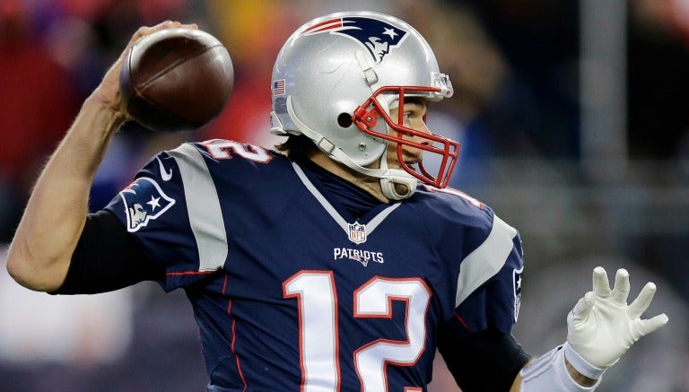 Tom Brady observa antes de mandar un pase