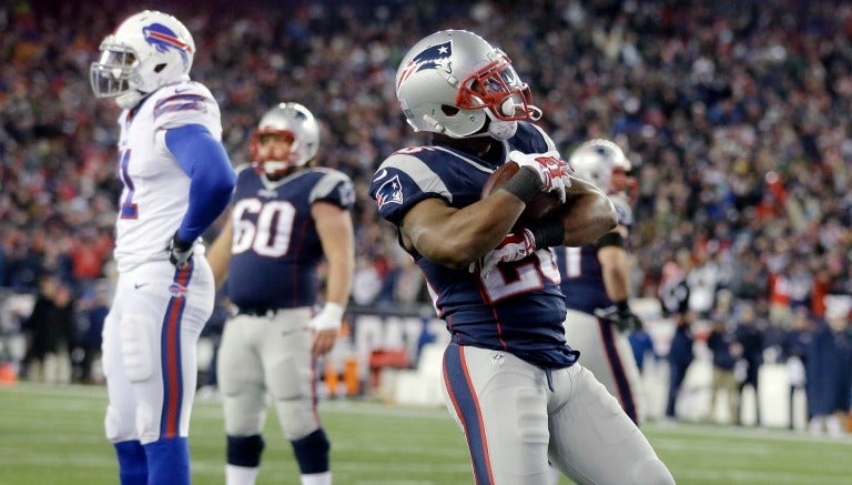 James White festeja después de anotar un touchdown