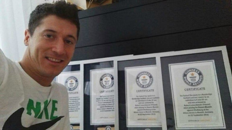 Lewandowski presume sus reconocimientos en una selfie