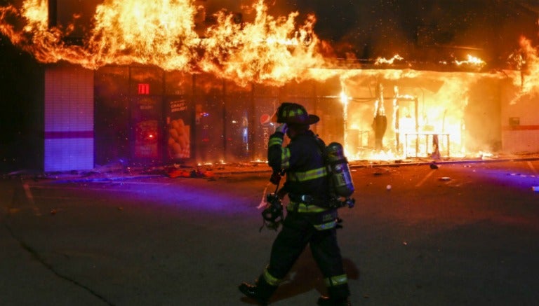 Un bombero presente en un incendio