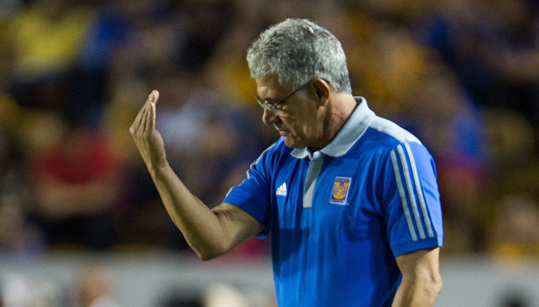 Ricardo Ferretti durante un partido con Tigres 