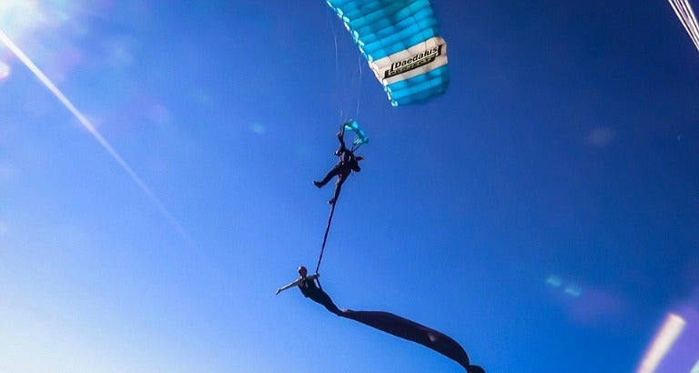 La pareja realizó acrobacias en las alturas