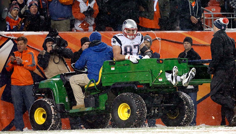 Gronkowski, transportado fuera del terreno de juego tras lesionarse