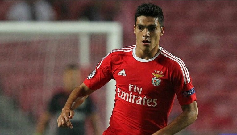 Raúl Jiménez en un partido del Benfica