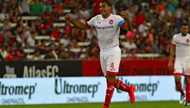 Paulo Da Silva celebrando una anotación con los Diablos