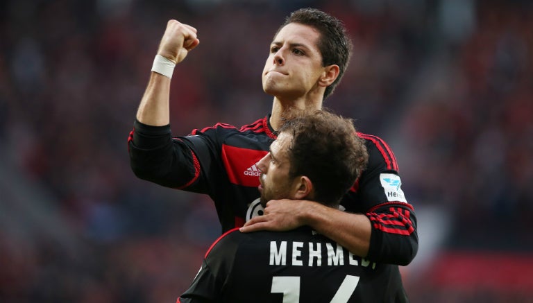 Chicharito festeja un gol con el Bayer