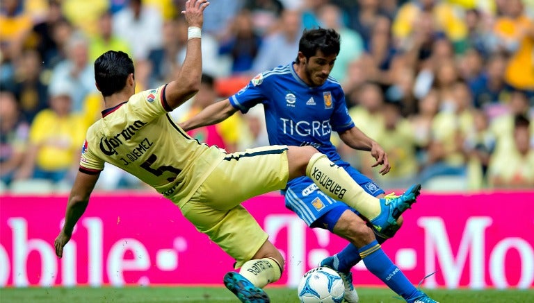 Güémez y Álvarez pelean por el balón