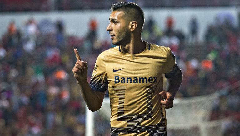 Sosa celebra un gol con Pumas