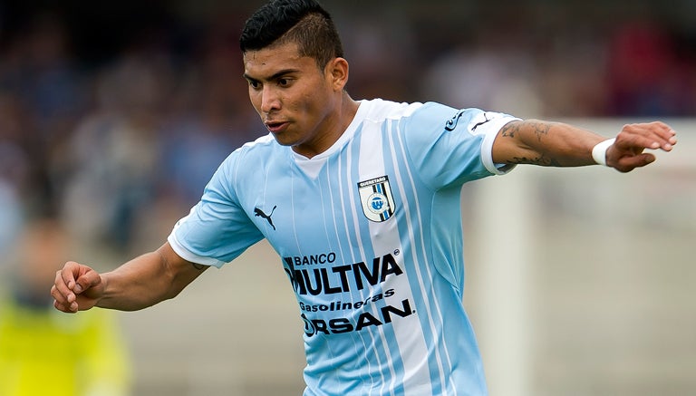 Orbelín Pineda durante un partido con Gallos