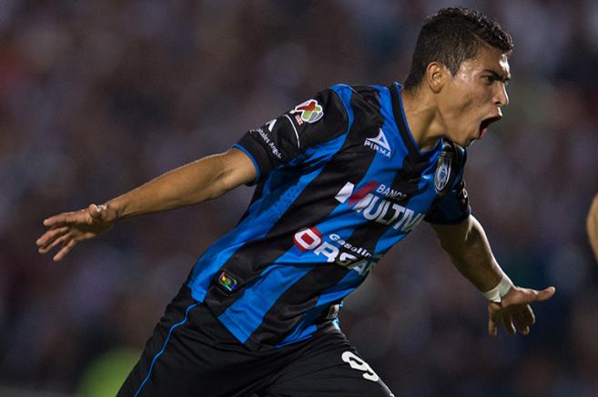 Orbelín en un partido con Gallos