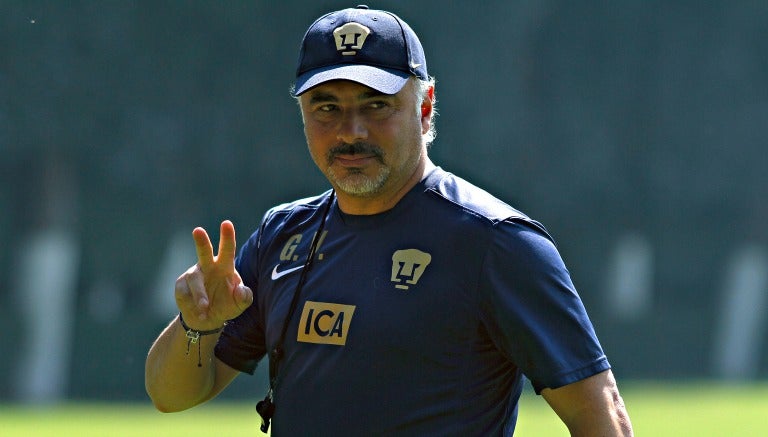 Memo Vázquez, en un entrenamiento de Pumas