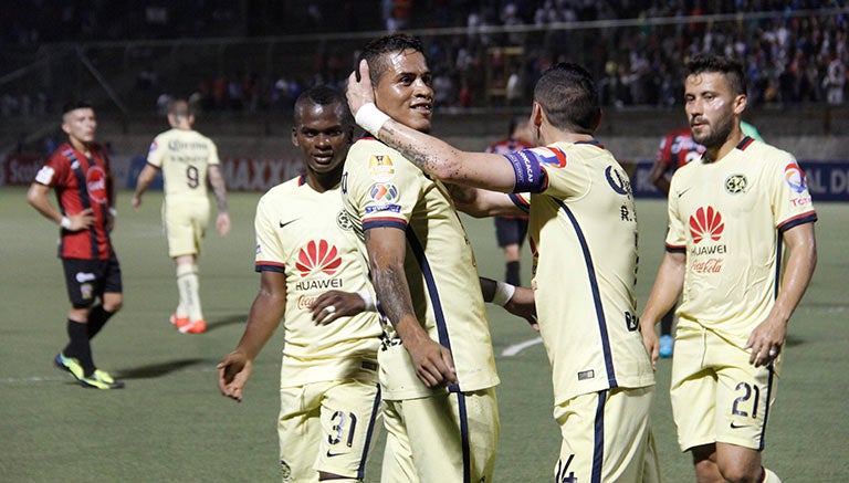 Jugadores del América festejan un gol contra Walter Ferreti en Fase de Grupos de Concachampions