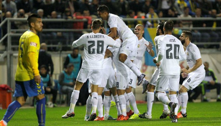 Jugadores del Real Madrid festejan gol contra el Cádiz