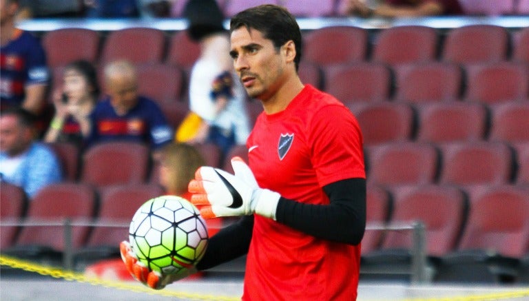 Ochoa en los calentamientos del Málaga