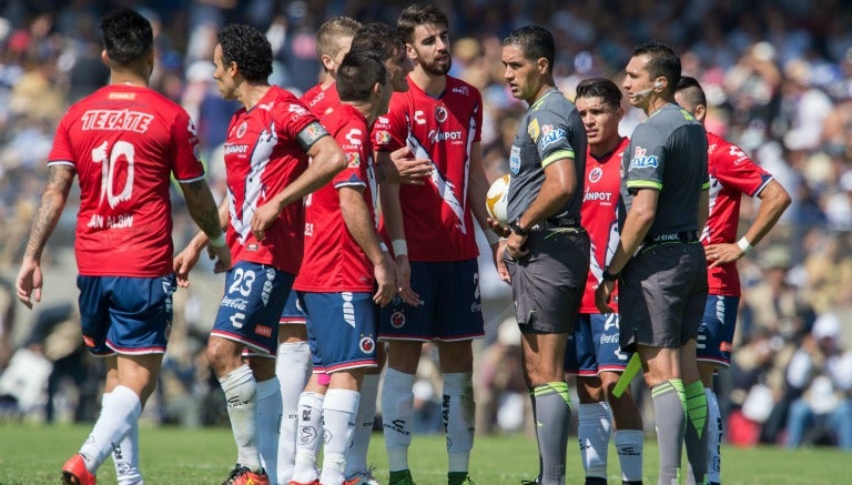 Jugadores de Veracruz reclaman al árbitro