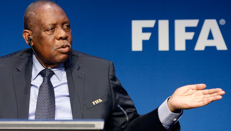 Issa Hayatou, presidente interino de la FIFA, en una reunión del organismo