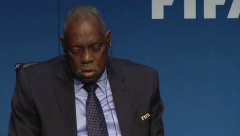 Issa Hayatou, en el momento en el que se encuentra dormido