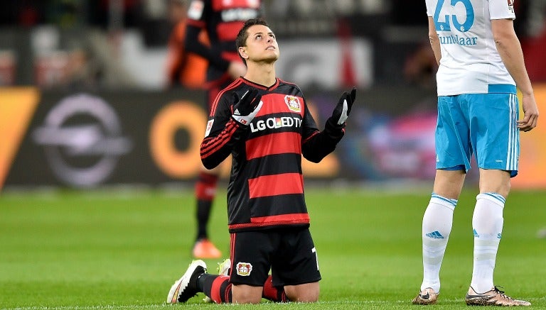 Chicharito mira al cielo al inicio del partido