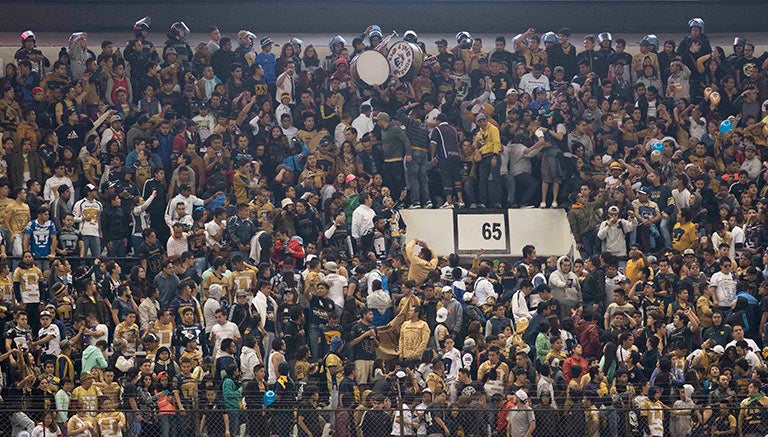 La afición de Pumas en el estadio Azteca