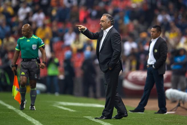 Memo Vázquez da instrucciones en el campo