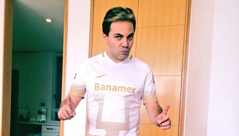 Cristian Castro presume su jersey de Pumas