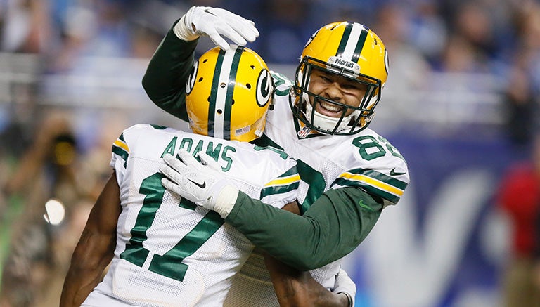 Davante Adams y Richard Rodgers celebran en el partido 