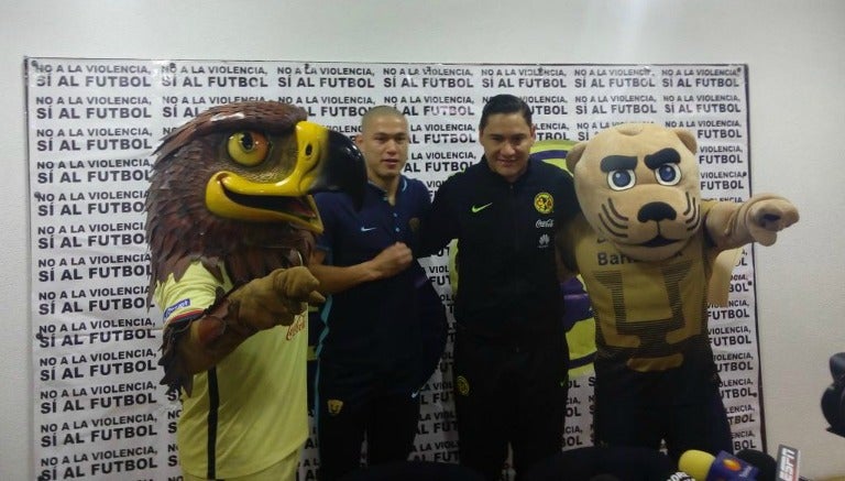 Verón y Muñoz posan con las mascotas de ambos equipos