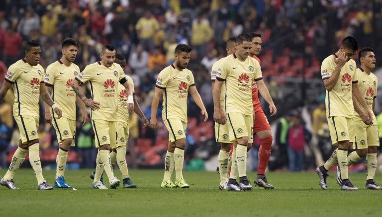 Jugadores del América lamentando una derrota en el Azteca