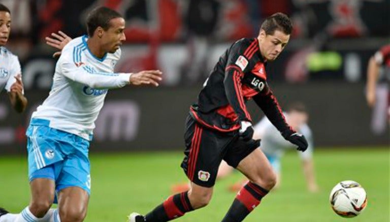 Chicharito pelea un balón con Joel Matip