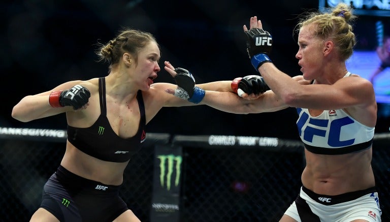 Ronda Rousey durante la pelea con Holm