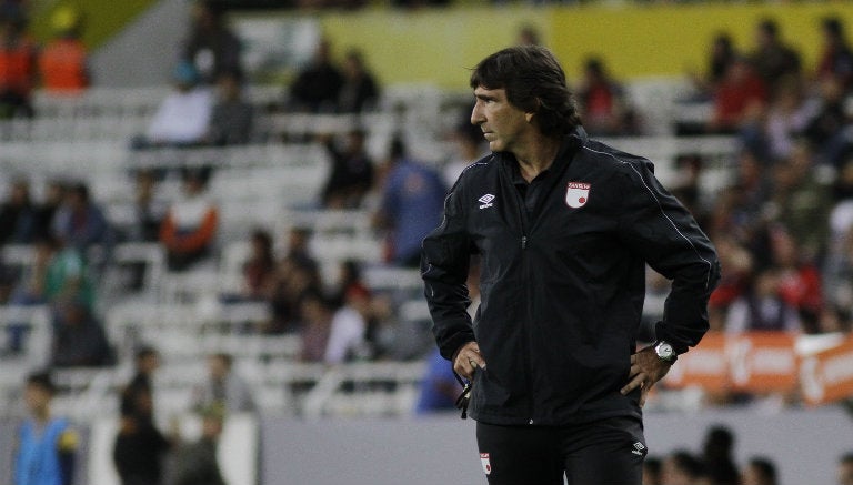 Gustavo Costas dirigiendo al Independiente de Santa Fe